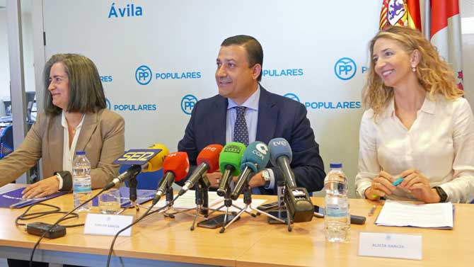 Sonsoles Sánchez-Reyes. Carlos García y Alicia García.