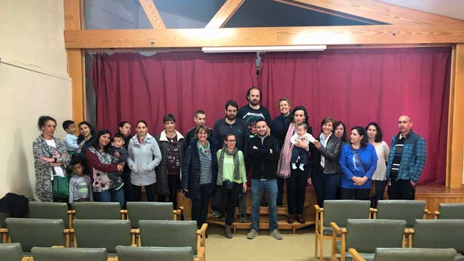 El alcalde de La Adrada reunido con familias numerosas.