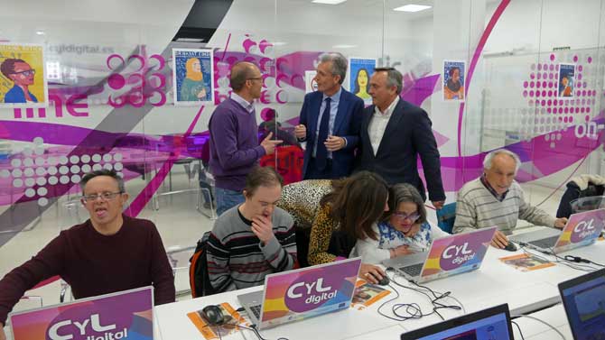 &Aacute;ngel Mart&iacute;n (izquierda), con el delegado de la Junta y el jefe de Fomento.