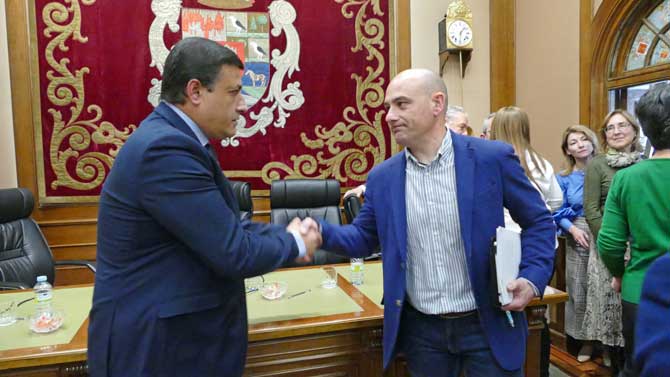 Carlos Moral felicita a Carlos García.