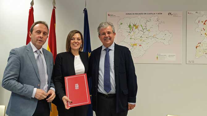 Alberto Pascual, vicepresidente de FeporCyL; Milagros Marcos; y Fracisco Gil, jefe del Servicio de Agricultura de la Junta.