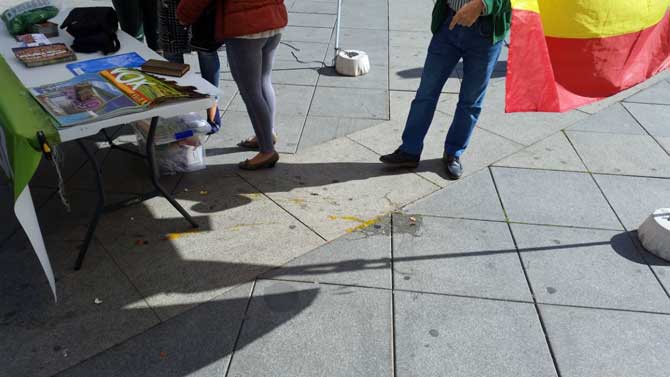 Restos de huevos en la carpa de Vox en el Mercado Grande.