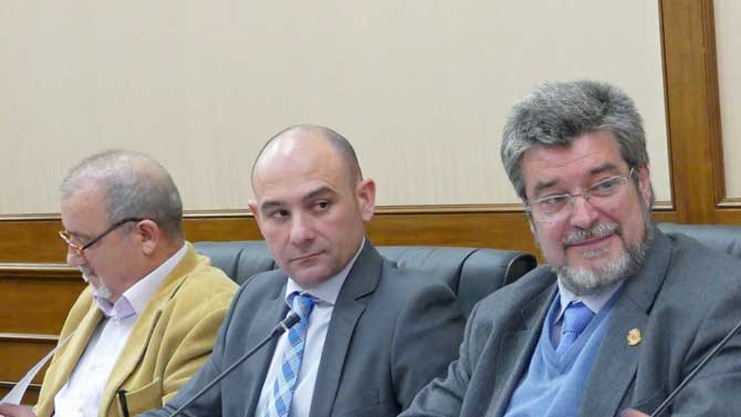 Carlos Moral (en el centro) en un pleno de la Diputación.
