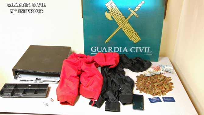 Objetos intervenidos a los autores del robo en un supermercado de Sotillo.