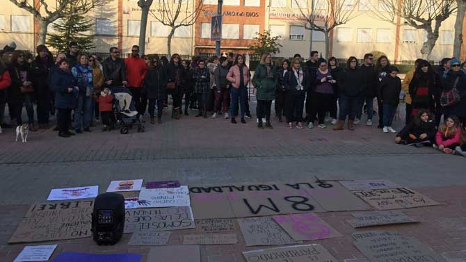 Concentraci&oacute;n del D&iacute;a de la Mujer en Ar&eacute;valo.