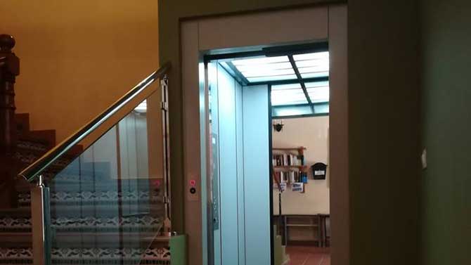 Ascensor en el Ayuntamiento de San Esteban del Valle.