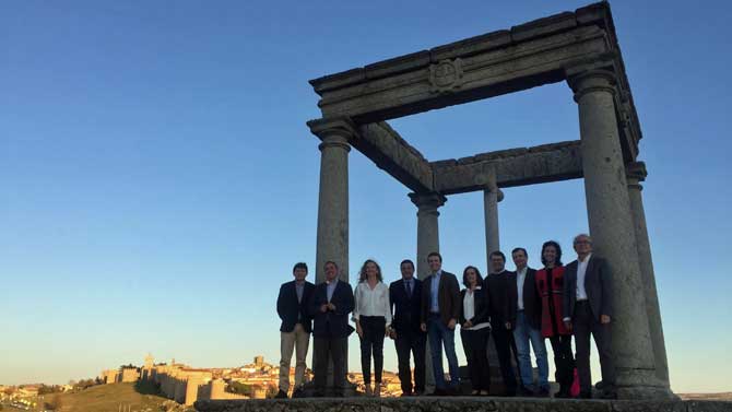 Casado con los candidatos del PP en los Cuatro Postes.