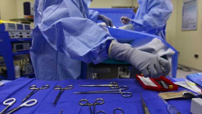 Trabajo de sanitarios en un quirófano.