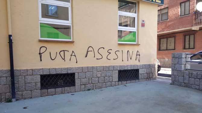 Pintada en el negocio de Pilar Baeza, candidata de Podemos.