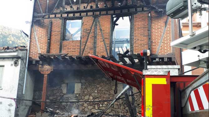 Edificio destruido por el fuego en El Hornillo.