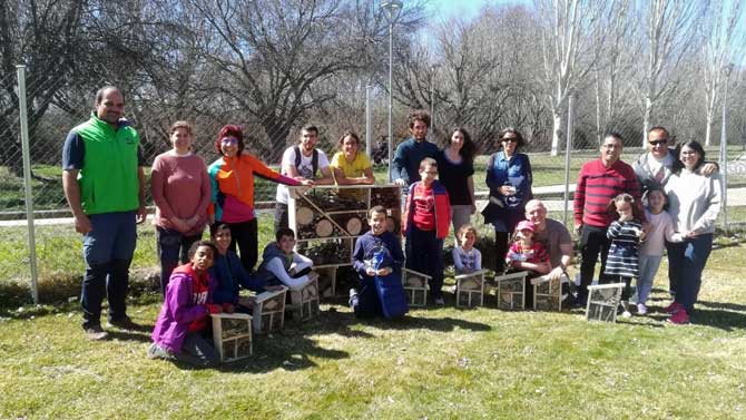 Taller para elaborar hoteles de insectos.