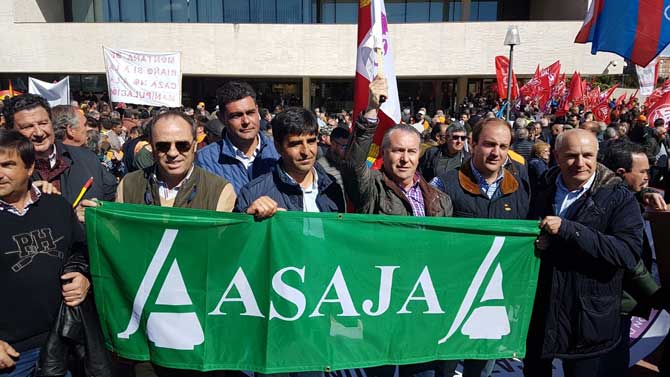 Representantes de Asaja en la concentración en favor de la caza.