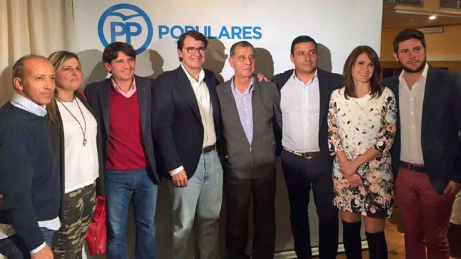 Imagen de archivo de Mañueco con miembros del PP de Arenas de San Pedro.