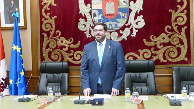 Sánchez Cabrera antes de comenzar el pleno de marzo.