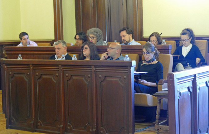 Noelia Jiménez (segunda izquierda) durante un pleno municipal.