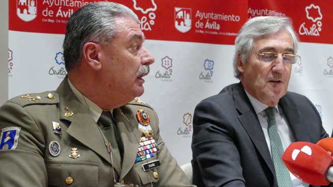 Imagen de archivo de Antonio Budiño con el alcalde de Ávila.