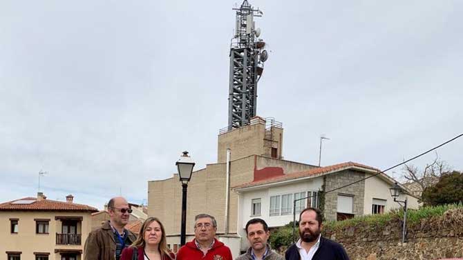 Representantes de Ciudadanos ante la antena de telefonía de Piedrahíta.