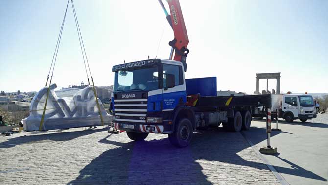 Instalacióm del logotipo de Ávila en los Cuatro Postes.