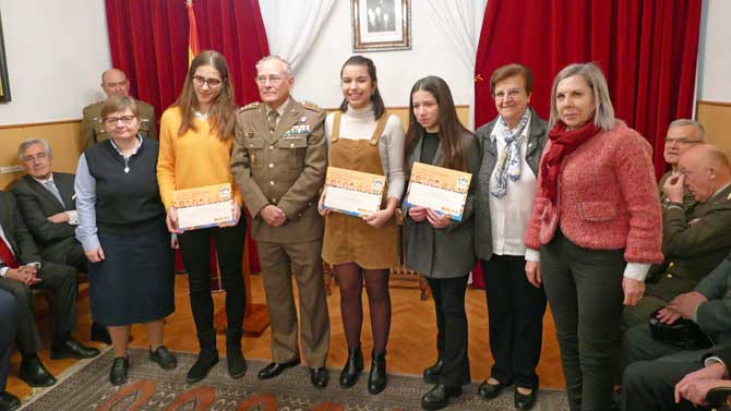 Alumnas premiadas en &Aacute;vila en el concurso escolar de Defensa.