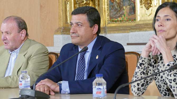 El nuevo presidente de la Diputación en la asamblea de la Federación de Jubilados.