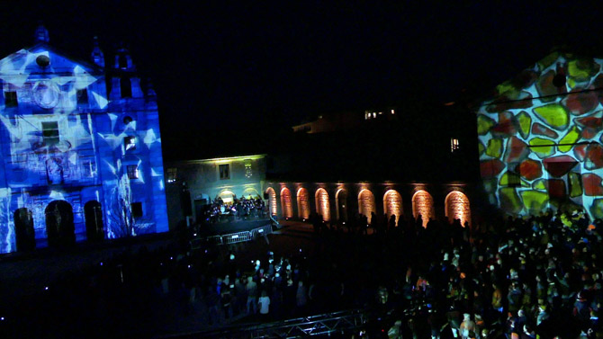 Espect&aacute;culo de luz y sonido sobre el convento de La Santa en 2017.