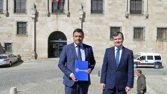 Carlos García y Juan Pablo Martín ante la Audiencia, sede de la Junta Electoral.