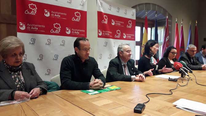 Ernesto José Gómez y Patricia Rodríguez, en el centro, durante la presentación de la 'Semana Santa diferente'.