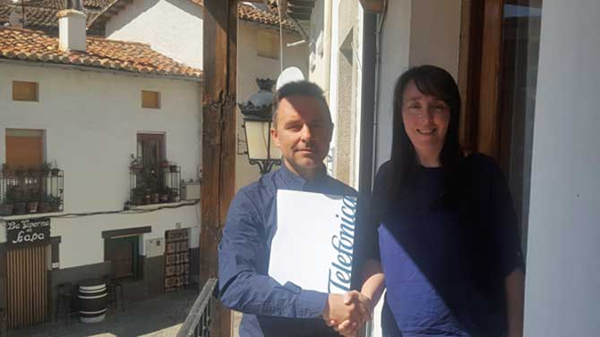 Juan Carlos Rodero, responsable del despliegue de fibra de Telefónica en Ávila, y Ana Isabel Fernández, alcaldesa de Guisando.