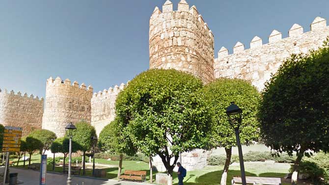 Calle San Segundo junto a la muralla.