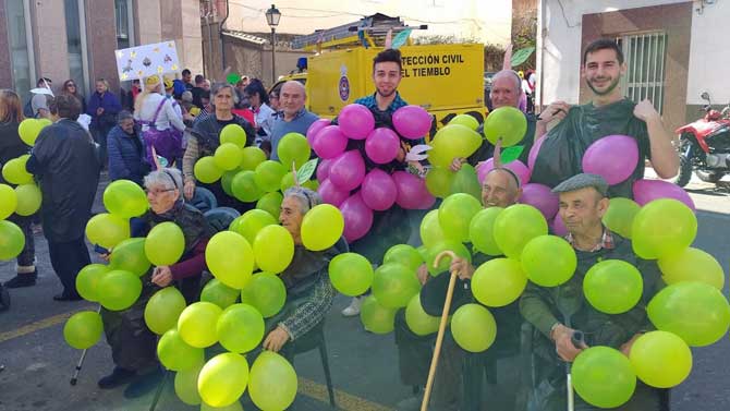 Mayores en el desfile infantil de Carnaval de El Tiemblo.