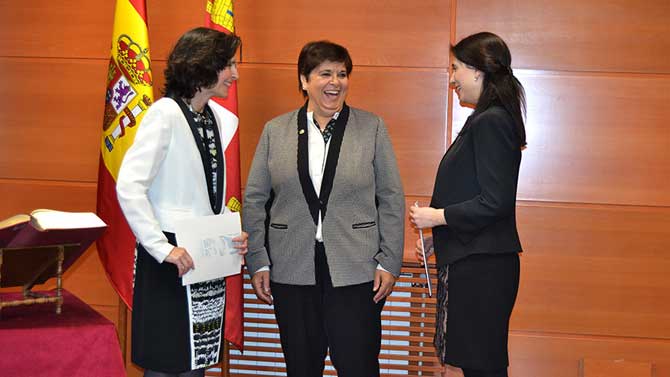 La rectora, entre Mercedes Sánchez, decana de Ciencias de la Salud, y Lourdes Miguel, decana de Ciencias Sociales.