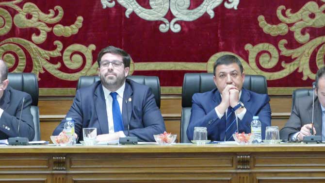Jesús M.Sánchez Cabrera y Carlos García en el último pleno de la Diputación.