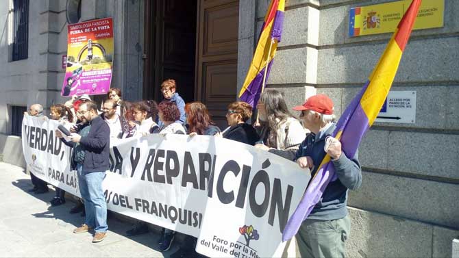 Concentraci&oacute;n de los foros de la memoria ante la Subdelegaci&oacute;n del Gobierno en &Aacute;vila.