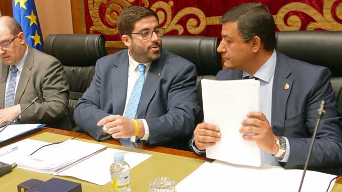 Jesús Manuel Sánchez Cabrera y Carlos García en el pleno de la Diputación.