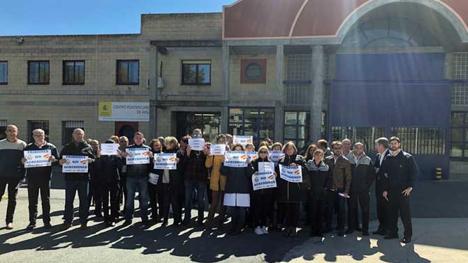 Concentración de funcionarios de prisisiones ante la cárcel de Brieva.