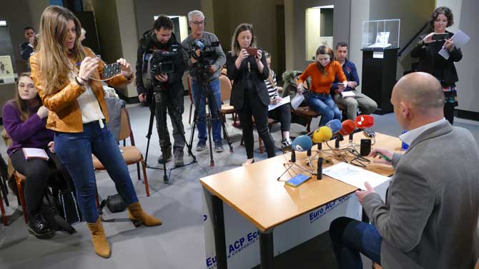 El diptado de UPyD, Carlos Moral, antes de comenzar la rueda de prensa.