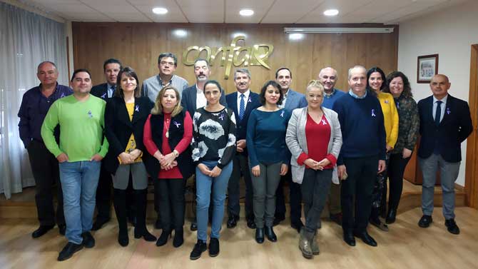 Ejecutiva y empleados de Confae con un lazo morado ante el Día de la Mujer.