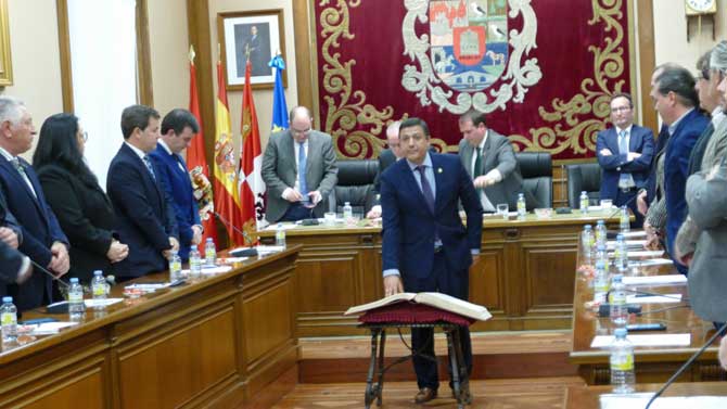 Carlos García toma posesión como presidente de la Diputación.