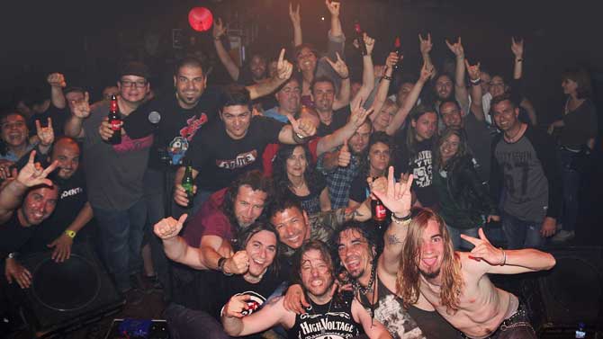 Los Marea con seguidores en un concierto.