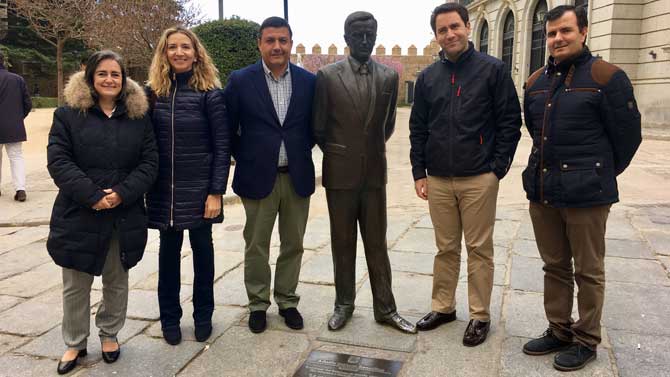 García-Egea con dirigentes y candidatos del PP en la estatua de Adolfo Suárez.