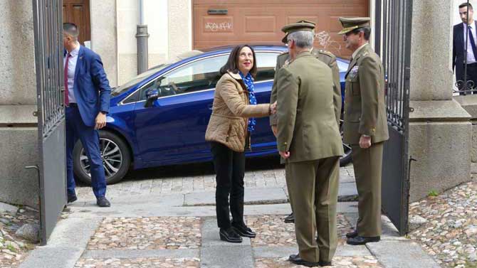La ministra de Defensa en su visita al Archivo Miilitar de Ávila.