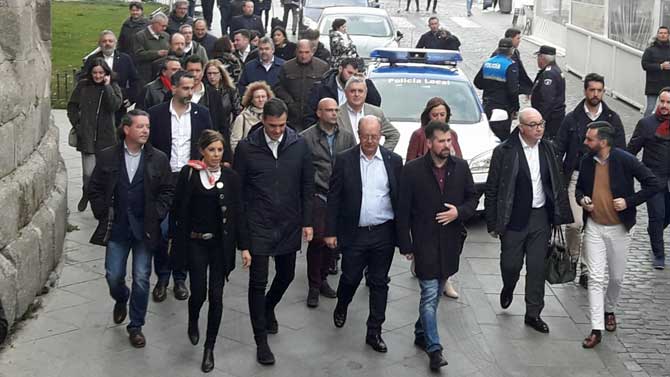 Pedro Sánchez acompañado de una comitiva de socialistas.