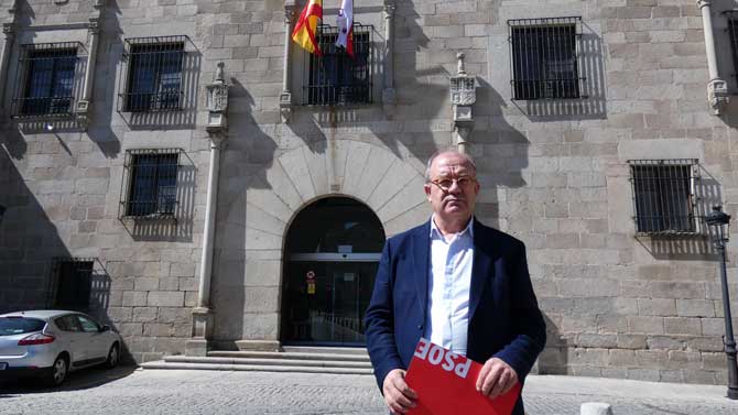 Caro ante la Audiencia, sede de la Junta Electoral.