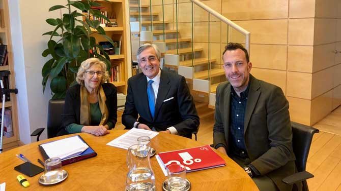 La alcaldesa de Madrid, Manuela Carmena, con el de Ávila, José Luis Rivas, y el teniente de alcalde Héctor Palencia.
