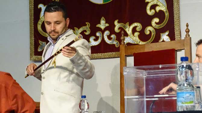 Roberto Aparicio toma posesión como alcalde de La Adrada en 2015.