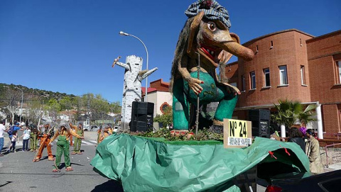 Cuarto premio carrozas provincial: 'Los Trolls'.