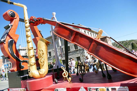 Segundo premio local carrozas: 'Dando la nota'.