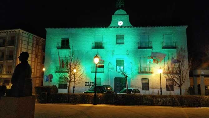 El Ayuntamiento de Arévalo de color verde en el Día de las Enfermedades Raras.