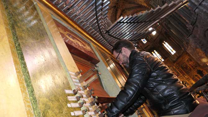 El organista de la Catedral Javier López García.