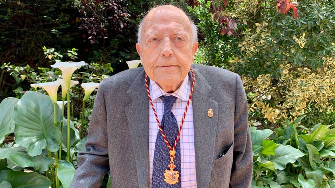 Jiménez Lozano con la medalla de oro de la provincia de Ávila.